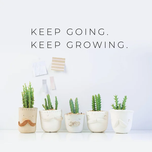 Cita Inspiradora Sigue Adelante Sigue Creciendo Planta Cactus Sobre Fondo — Foto de Stock