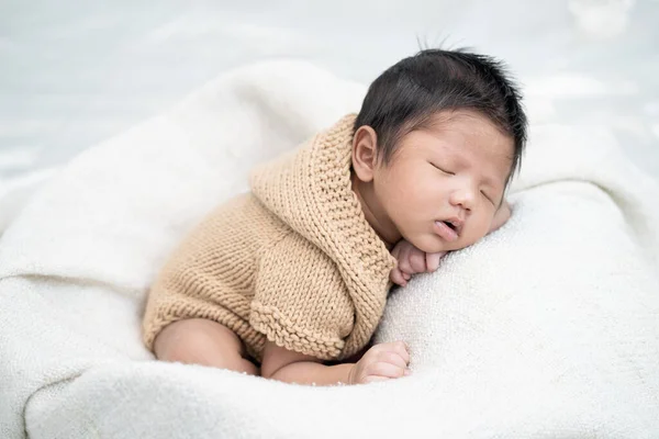 Glad Söt Söt Asiatisk Pojke Med Svart Hår Liggande Vit — Stockfoto