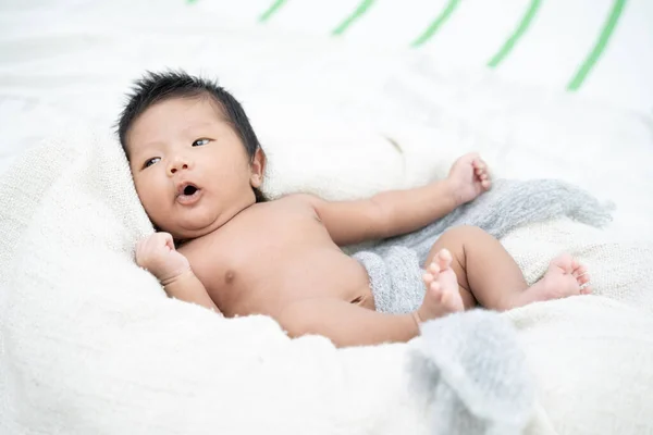 Nyfödd Baby Pojke Som Ligger Vit Filt — Stockfoto