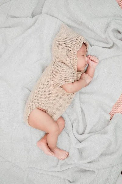 Liebenswertes Neugeborenes Das Friedlich Auf Einer Weißen Decke Schläft — Stockfoto