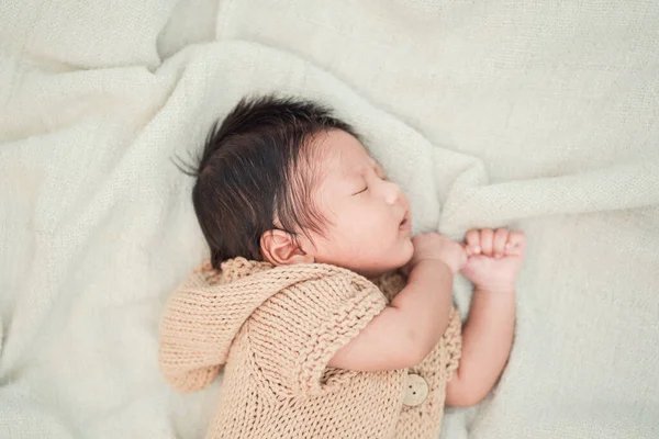 Förtjusande Nyfött Barn Som Lugnt Sover Vit Filt — Stockfoto
