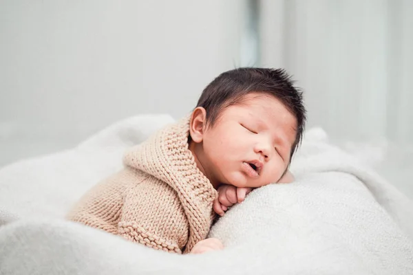 Förtjusande Nyfött Barn Som Lugnt Sover Vit Filt — Stockfoto