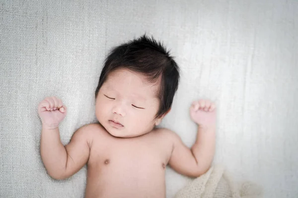 Bedårande Nyfödda Barn Lugnt Sover Vit Filt Ovanifrån — Stockfoto