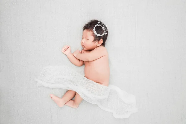 Neugeborener Junge Schläft Und Trägt Eine Silberne Krone — Stockfoto