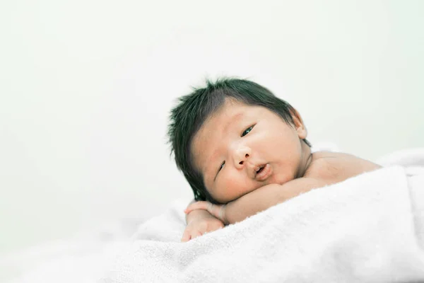 Glücklich Süß Entzückend Asiatisch Baby Boy Mit Schwarz Haar Liegend — Stockfoto