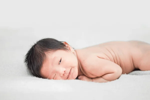 Glücklich Süß Entzückend Asiatisch Baby Boy Mit Schwarz Haar Liegend — Stockfoto