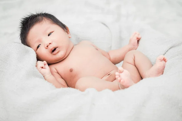 Neugeborener Säugling Liegt Auf Weißer Decke — Stockfoto