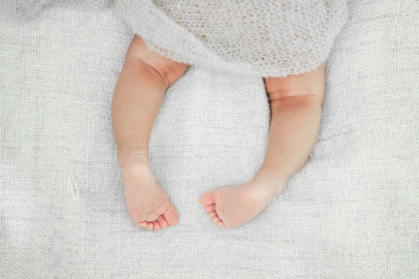 Newborn Baby Legs Bed Cute Little Baby Lying Bed — Stock Photo, Image