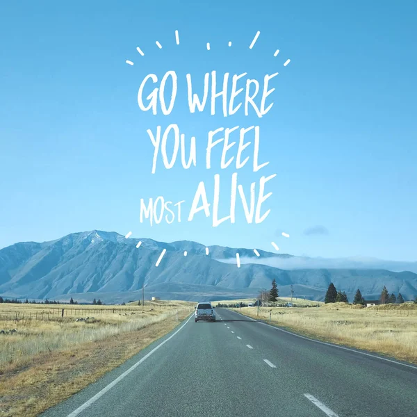 Inspirujący Cytat Motywacyjny Idź Tam Gdzie Czujesz Się Najbardziej Żywy — Zdjęcie stockowe