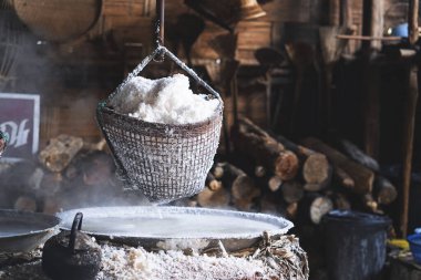 Sin-tao Kadim tuzu, Tayland 'ın Nan bölgesindeki Bo Kluea Köyü' nde yeraltı tuzlu su kaynatılarak yapılıyor..