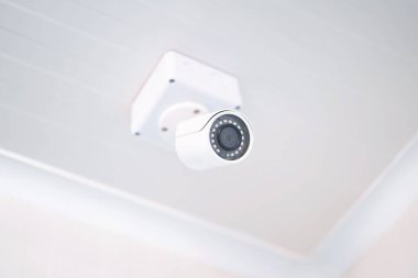 Beyaz tavanda CCTV kamerası.