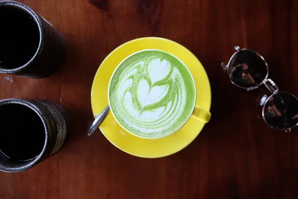 Vista Superior Espuma Arte Latte Verde Matcha Caliente — Foto de Stock
