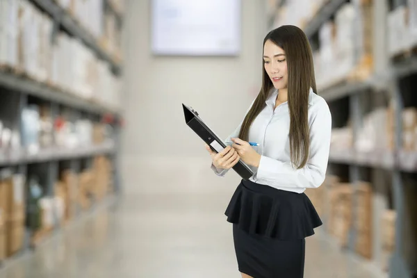 Asiática Mujer Negocios Comprobación Lista Orden Almacén —  Fotos de Stock