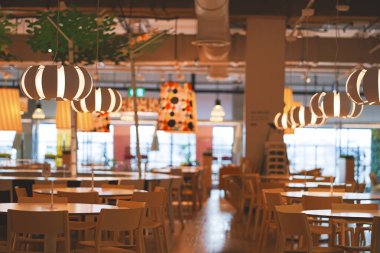 NONTHABURI, THAILAND - 11 Nisan: IKEA 'daki yemek katında ahşap masa.