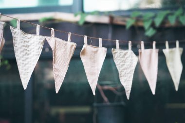 Bahçede asılı beyaz üçgen şekil bayrağını kapat, seçmeli odak.