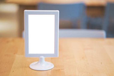 Bar restoranının kafesindeki ahşap masaya menü çerçevesini düzenle. 