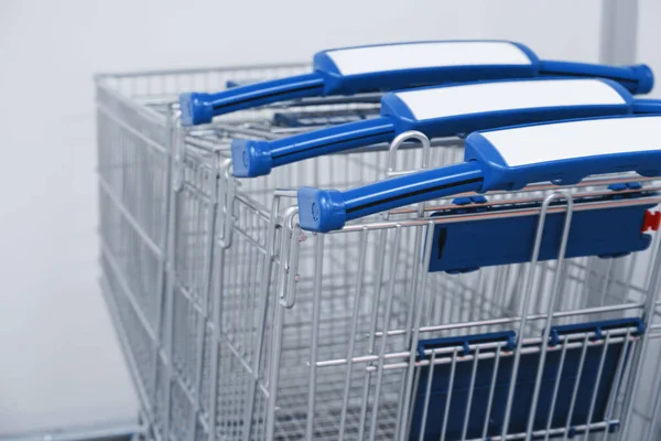 Carrinho Compras Azul Vazio Entrada Supermercado — Fotografia de Stock