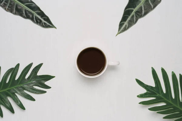 Taza Café Con Hojas Sobre Fondo Madera Blanca Acostado Concepto — Foto de Stock