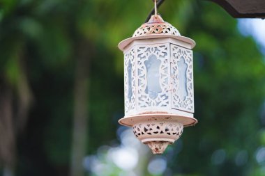 Beyaz antika fener ya da ev bahçesinde ya da otelde klasik lamba ve doğada çit..