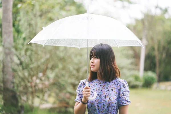 Joven Asiática Chica Lluvia Con Paraguas — Foto de Stock