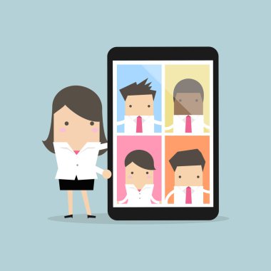 Tablet üzerinde video konferansı olan bir iş kadını. Çevrimiçi sanal toplantılar.