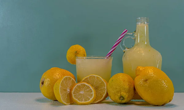 Citrónový Džus Ovoce Sicilský Citron Citrus Limon Osvěžující Drink Zdroj — Stock fotografie