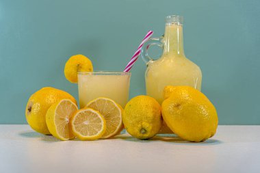 Limon suyu ve meyve. Sicilya limonu (Citrus limon). Tazeleyici içecek. C vitamini kaynağı. Asit meyvesi iç. Limon, ağaçlarda ve çalılarda yetişen sarı ve ekşi bir meyvedir..