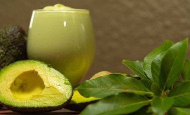 Amerikan persea 'si. Avokado kremi. Tropik meyve. Guacamole. Avokado tam ve yarı yarıya. Yeşil avokado ezmesi. Tatlı. Mutfak lezzeti. Doğal yiyecekler. Yeşil diyet ve detoks. Meyve ezmesi..