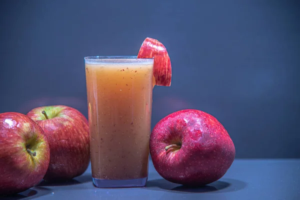 Glass of juice. Apple juice and fruit (Malus domestica). Natural and refreshing drink. Fruit drink. Detox juice. Red fruits.