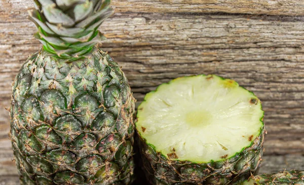 Ananas Meyvesi Kiye Bölünmüş Ananas Detoks Diyeti Meyve Suyu Için — Stok fotoğraf