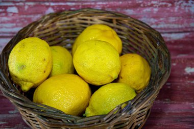 Sarı Sicilya limonları (Citrus x limon). Turunçgil meyvesi. Limon. Ahşap arka. Taze meyve. Limon, limon, limon olarak da bilinir. Yaprakları çok eskidir..