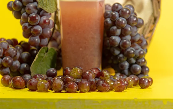 Sumo Uva Vermelha Vitis Vinifera Fundo Amarelo Bando Uvas Cor — Fotografia de Stock