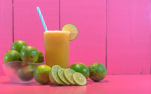 柑橘的极光叶酸 柠檬汁 柠檬水 喝富含维生素C的柠檬 粉色背景 清爽的饮料 在巴西 所谓的柠檬 加利利家实际上是一个酸性的石灰 — 图库照片