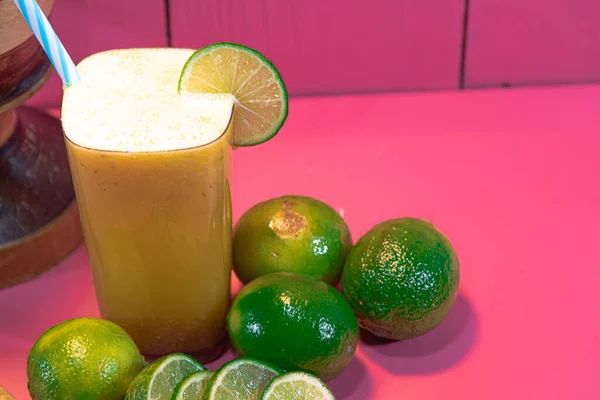 Citrus Aurantifolia Zitronensaft Limonade Trinken Sie Reich Vitamin Zitrone Halbiert — Stockfoto