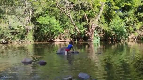 白人とブラジル人の少年が淡水で遊ぶ — ストック動画