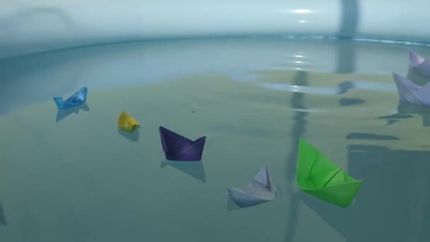 Papierboote Plastikpool — Stockvideo