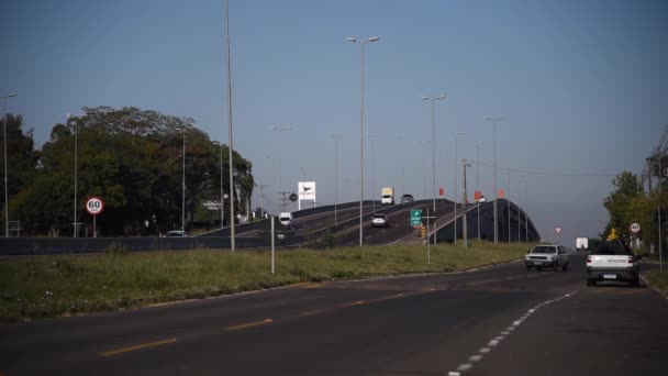 Voertuigen die over de BR-158 in Zuid-Brazilië passeren — Stockvideo