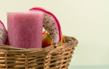 Pitaya meyve suyu (Selenicereus setaceus). Egzotik meyve. lif zengini bir içecek. Ejderha meyvesi Pitayalar Aztek kültüründe uzun zamandır bilinirler, bu isim pulların meyvesi anlamına gelir..
