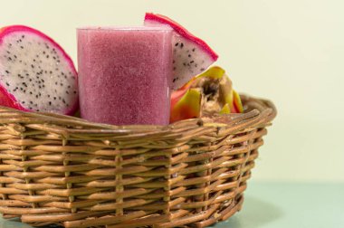 Pitaya meyve suyu (Selenicereus setaceus). Egzotik meyve. lif zengini bir içecek. Ejderha meyvesi Pitayalar Aztek kültüründe uzun zamandır bilinirler, bu isim pulların meyvesi anlamına gelir..