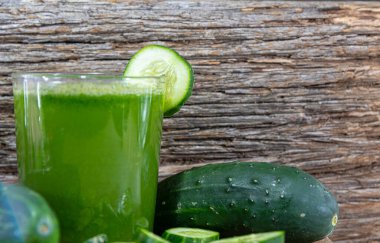 Bir bardak taze salatalık suyu ve meyve suyu (salatalık özü). Detoks içeceği. Salata malzemesi. Salatalık, su, mineral ve antioksidan bakımından zengin bir sebzedir..