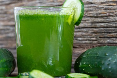 Bir bardak taze salatalık suyu ve meyve suyu (salatalık özü). Detoks içeceği. Salata malzemesi. Salatalık, su, mineral ve antioksidan bakımından zengin bir sebzedir..