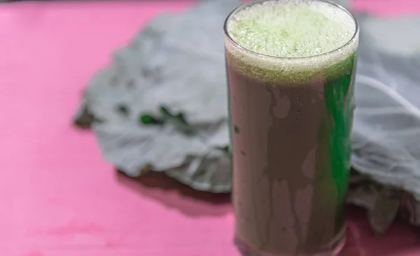 Πράσινος Χυμός Ποτό Αποτοξίνωσης Αδυνάτισμα Φύλλα Λάχανου Brassica Sylvestris Λαχανικά — Φωτογραφία Αρχείου