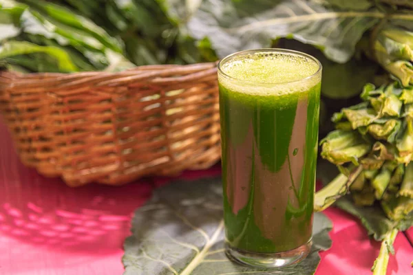 Πράσινος Χυμός Ποτό Αποτοξίνωσης Αδυνάτισμα Φύλλα Λάχανου Brassica Sylvestris Λαχανικά — Φωτογραφία Αρχείου