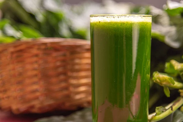 Grön Juice Avgiftningsdryck Bantningsdrink Kålblad Brassica Sylvestris Grönsaker Rosa Bakgrund — Stockfoto