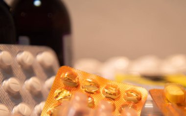 İlaçlar ve ilaçlar. Düz bir yüzeye yayılmış bir sürü hap. Sağlığınıza. Şişeler ve ambalajlar. Şırıngalar. Kabarcıklar. Hastalıklarla ve hastalıklarla mücadele etme araçları.