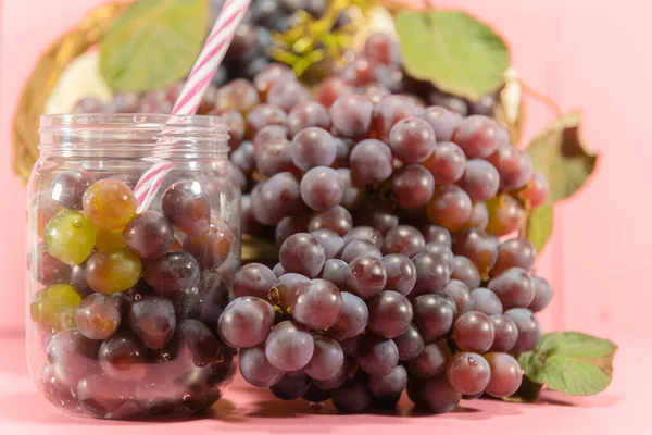 Pote Com Grãos Cachos Uva Sumo Uva Bebida Refrescante Bebida — Fotografia de Stock