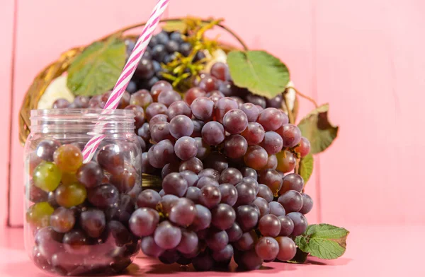 Pote Com Grãos Cachos Uva Sumo Uva Bebida Refrescante Bebida — Fotografia de Stock