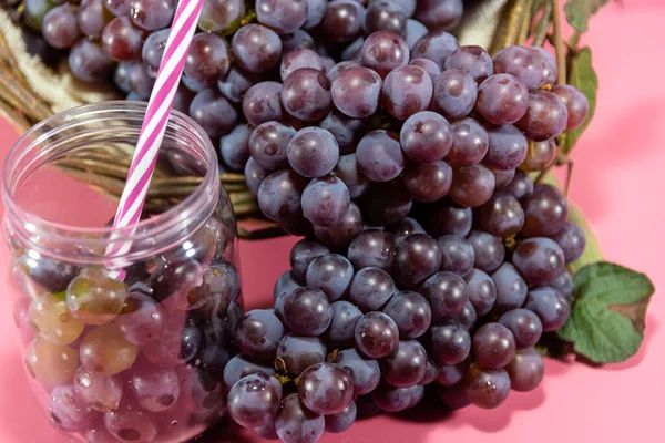 Pote Com Grãos Cachos Uva Sumo Uva Bebida Refrescante Bebida — Fotografia de Stock