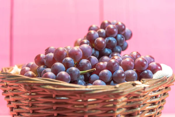 一串葡萄 柳条筐 粉色背景 新鲜水果的消费 天然食物 被称为 水果皇后 的桌上葡萄 它富含维生素 矿物质和抗氧化剂 — 图库照片