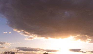 İyi akşamlar. Dramatik bir gökyüzü. Cumulunimbus bulutları. Rio Grande do Sul eyaletindeki çiftlik arazisi. Güney Brezilya 'da tarım üretim alanları. Öğleden sonra Amerikan Pampas Biomu 'nda.